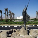 Памятник рыбе-мечу в Хургаде. Египет