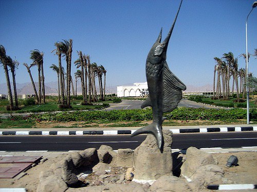 Памятник рыбе-мечу в Хургаде. Египет