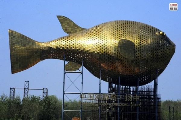 Памятник рыбе в провинции Цзянсу, Китай