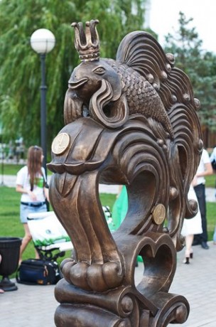 Памятник Золотой рыбке в Астрахани (Россия)