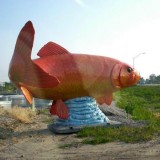 Памятник рыбе в США
