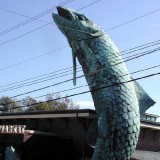 Памятник рыбе в Атланте, штат Джорджия, США