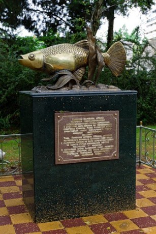 Памятник  рыбке гамбузии в Адлере, Краснодарский край, Россия