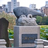 Памятник рыбе фугу в Токио, Япония