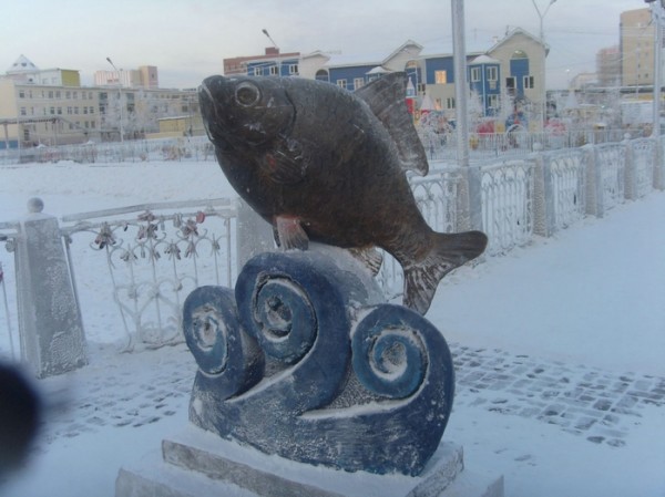 Памятник карасю в Якутске, Россия