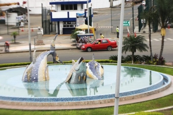 Памятник рыбам и фонтан в Эквадоре