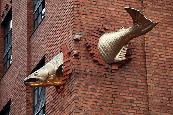 Памятник лососю в Портленде (штат Орегон, США)