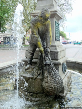 Памятник рыбаку в Эмдене (Германия)