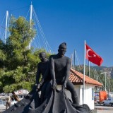 Памятник рыбакам в городе-порте Мармарис в Турции